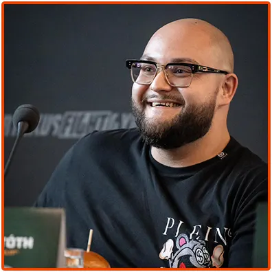 Filip s úsmevom pri mikrofóne